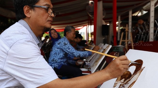 Sejumlah Guru tingkat menengah pertama dan menegah atas mengikuti workshop melukis dengan media ampas kopi di Museum Basoeki Abdullah, Jakarta, Selasa (1/10). [Suara.com/Angga Budhiyanto]
