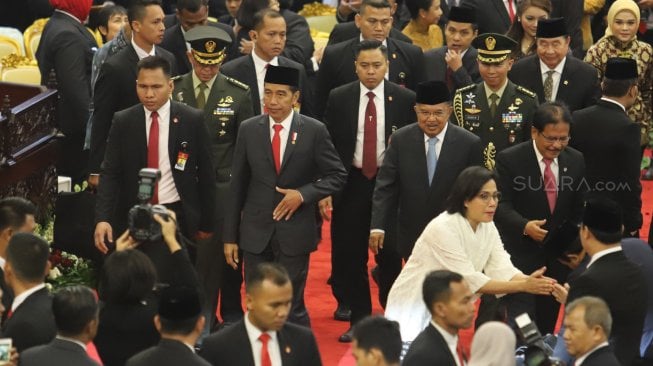 Presiden Joko Widodo bersama Wakil Presiden Jusuf Kalla saat menghadiri pelantikan anggota Dewan Perwakilan Rakyat (DPR) Periode 2019-2024 di Ruang Rapat Paripurna, Kompleks Parlemen, Jakarta, Selasa (1/10). [Suara.com/Arya Manggala]  