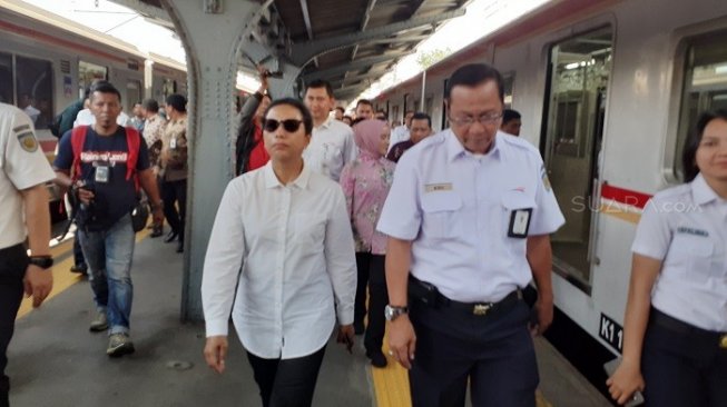 Menteri Badan Usaha Milik Negara (BUMN) Rini Soemarno saat menjajal penggunaan dompet digital LinkAja untuk pembayaran tiket Kereta Rel Listrik (KRL) atau Commuter Line di Stasiun Juanda, Jakarta.