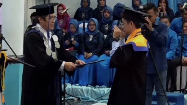 Mahasiswa joget saat wisuda - (YouTube/Universitas Hang Tuah)