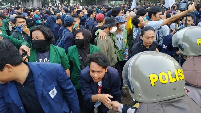 Ratusan mahasiswa di kawasan DPR RI, Senayan, Jakarta. (Suara.com/Fakhri Fuadi)