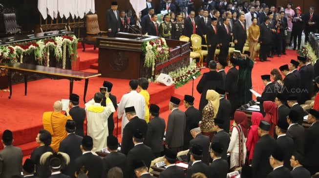 Suasana pelantikan anggota Dewan Perwakilan Rakyat (DPR) Periode 2019-2024 di Ruang Rapat Paripurna, Kompleks Parlemen, Jakarta, Selasa (1/10).[Suara.com/Arya Manggala]