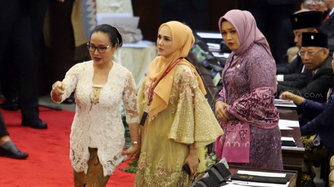 Artis yang juga anggota DPR terpilih Mulan Jameela saat menghadiri pelantikan anggota Dewan Perwakilan Rakyat (DPR) Periode 2019-2024 di Ruang Rapat Paripurna, Kompleks Parlemen, Jakarta, Selasa (1/10). [Suara.com/Arya Manggala]