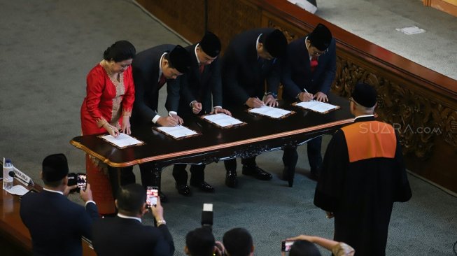 Pimpinan DPR RI terpilih Puan Maharani, Aziz Syamsuddin, Sufmi Dasco Ahmad, Rachmat Gobel dan Muhaimin Iskandar, melakukan pengambilan sumpah jabatan dalam Rapat Paripurna di Gedung Nusantara, Kompleks Parlemen, Jakarta, Selasa (1/10/2019). [Suara.com / Arya Manggala]