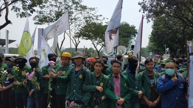 Dilarang Bergerak ke DPR, Mahasiswa: Kami Bakal Kasih Bunga ke Polisi!