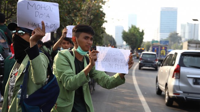 Sejumlah mahasiswa yang tergabung dalam BEM Seluruh Indonesia (BEM SI) menggelar aksi unjuk rasa di Jalan Gatot Subroto, Jakarta, Selasa (1/10). [Suara.com/Angga Budhiyanto] 