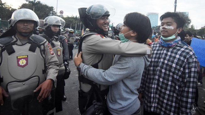 Momen Polisi Peluk dan Beri Air Minum ke Mahasiswa saat Demo di DPR