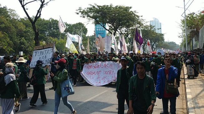 Massa aksi dari berbagai Universitas di Jabodetabek akhirnya diperbolehkan mendekat ke gedung DPR RI, Senayan, Jakarta, Selasa (1/10/2019).  (Suara.com/Fakhrui Fuadi)