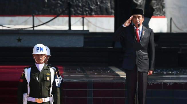 Presiden Joko Widodo memberi hormat saat memimpin upacara peringatan Hari Kesaktian Pancasila di Monumen Pancasila, Jakarta, Selasa (1/10). [ANTARA FOTO/Wahyu Putro]