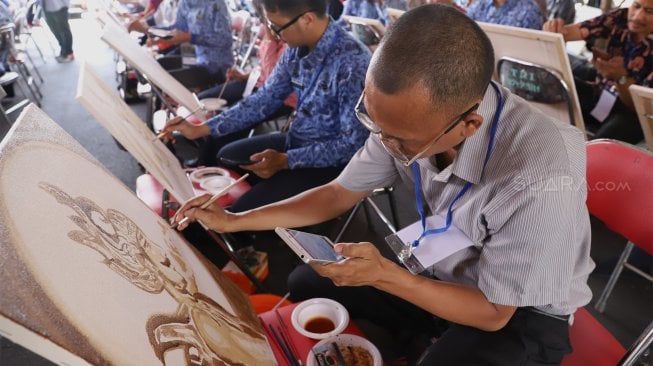 Sejumlah Guru tingkat menengah pertama dan menegah atas mengikuti workshop melukis dengan media ampas kopi di Museum Basoeki Abdullah, Jakarta, Selasa (1/10). [Suara.com/Angga Budhiyanto]
