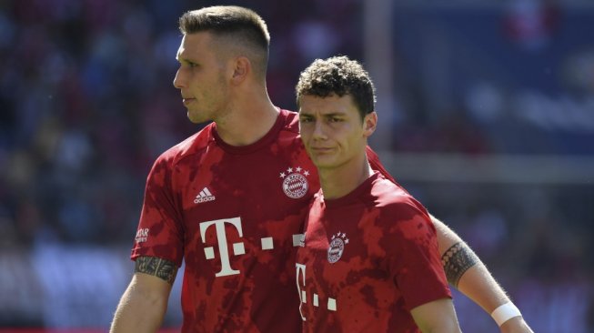 Le défenseur central du Bayern Munich Niklas Sule (à gauche) avec le défenseur Benjamin Pavard. [Christof STACHE / AFP]