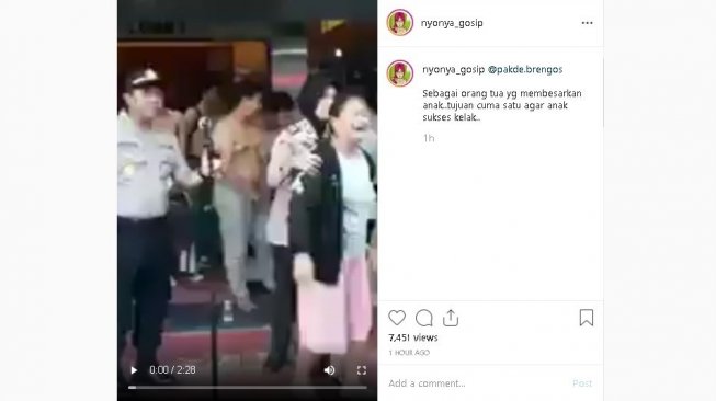 Orang tua marah ketika jemput pelajar di kantor polisi - (Instagram/@nyonya_gosip)