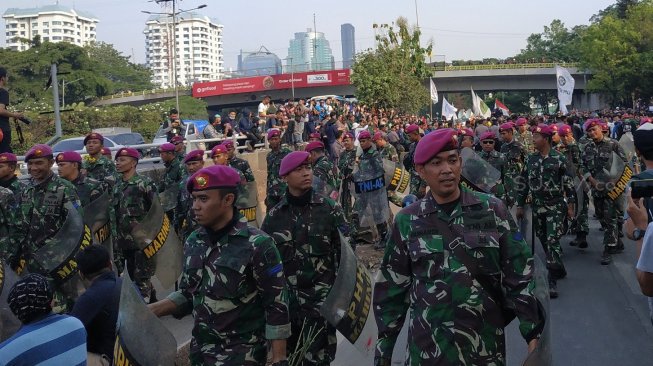 Marinir ikut jaga aksi demonstrasi mahasiswa di dekat DPR, Senayan, Jakarta. (Suara.com/Fakhri Fuadi)