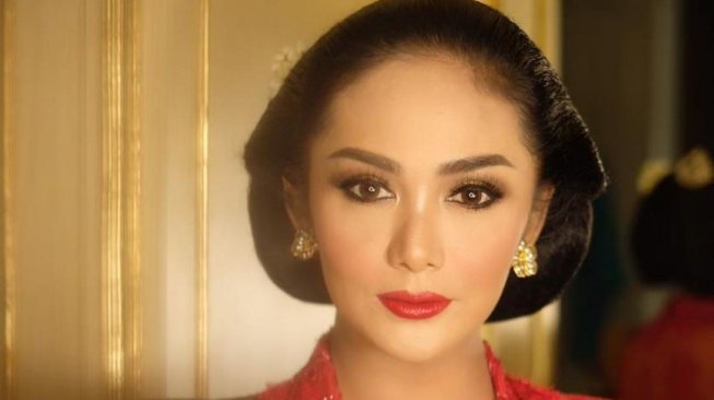 Krisdayanti cantik mengenakan kebaya jelang pelantikan jadi anggota dewan. [Instagram]