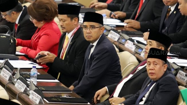 Artis yang juga anggota DPR terpilih farhan saat menghadiri pelantikan anggota Dewan Perwakilan Rakyat (DPR) Periode 2019-2024 di Ruang Rapat Paripurna, Kompleks Parlemen, Jakarta, Selasa (1/10). [Suara.com/Arya Manggala]