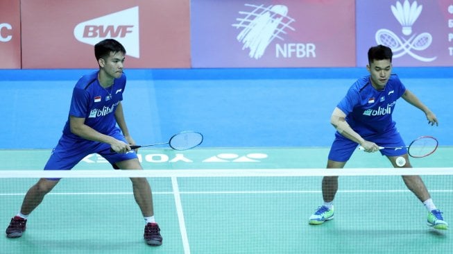 Pasangan ganda putra Leo Rolly Carnando/Daniel Marthin turut menyumbang poin bagi Tim Indonesia atas Finlandia di laga kedua Grup A1 Kejuaraan Dunia Junior Bulutangkis 2019, Selasa (1/10). Indonesia menang 5-0. [Humas PBSI]