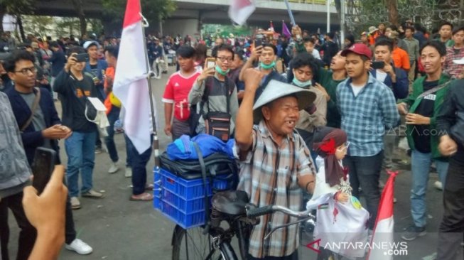 Demo Pakai Ontel, Kakek Mulyono: Bendera Saya Pernah Mau Dirampas Brimob