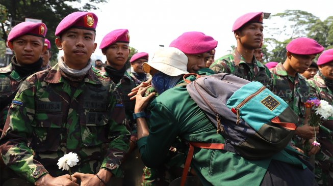 Sejumlah mahasiswa yang tergabung dalam BEM Seluruh Indonesia (BEM SI) menggelar aksi unjuk rasa di Jalan Gatot Subroto, Jakarta, Selasa (1/10). [Suara.com/Angga Budhiyanto] 