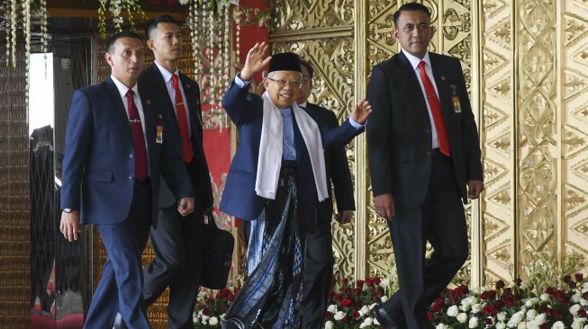 Wakil Presiden terpilih Ma'ruf Amin melambaikan tangan saat tiba untuk menghadiri pelantikan anggota DPR di Kompleks Parlemen, Senayan, Jakarta Selasa (1/10).  [ANTARA FOTO/Galih Pradipta]