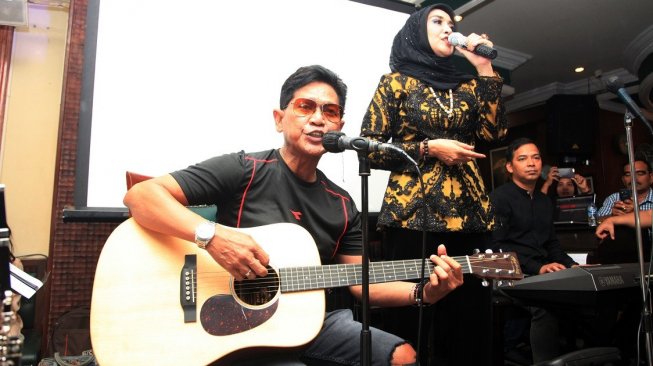 Dian Piesesha duet dengan Obbie Messakh. [dokumentasi pribadi]