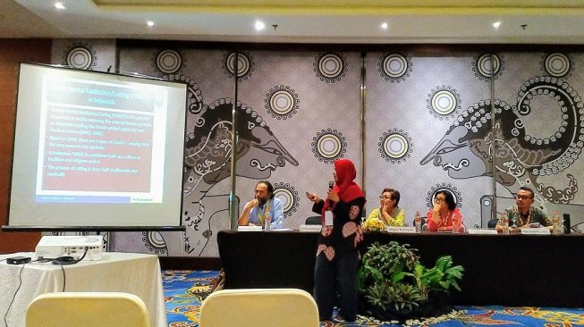 Sri Purwatiningsih saat menjelaskan data sunat pada perempuan Indonesia (Suara.com/Rosiana)