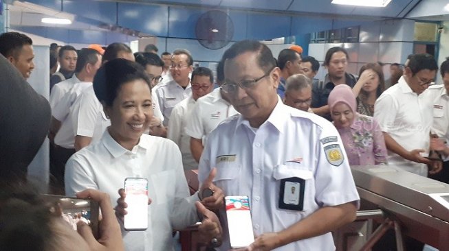 Menteri Badan Usaha Milik Negara (BUMN) Rini Soemarno saat menjajal penggunaan dompet digital LinkAja untuk pembayaran tiket Kereta Rel Listrik (KRL) atau Commuter Line di Stasiun Juanda, Jakarta.