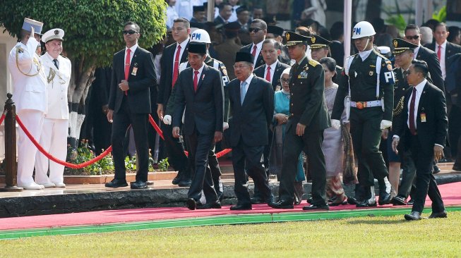 Presiden Joko Widodo (kedua kiri) didampingi Wakil Presiden Jusuf Kalla (ketiga kiri) serta Panglima TNI Marsekal TNI Hadi Tjahjanto (kiri) menghadiri upacara peringatan Hari Kesaktian Pancasila di Monumen Pancasila, Jakarta, Selasa (1/10). [ANTARA FOTO/Wahyu Putro]