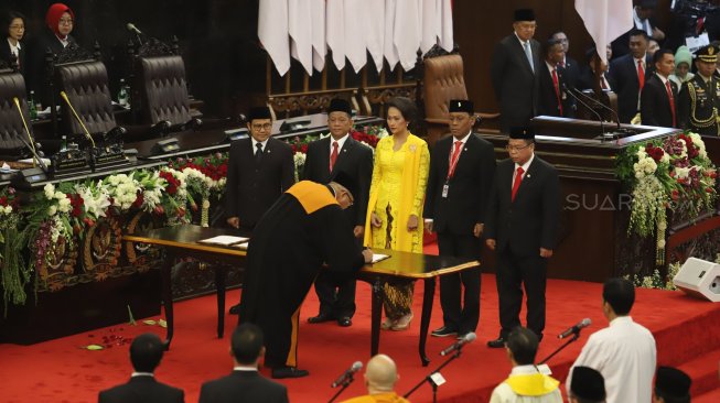 Suasana pelantikan anggota Dewan Perwakilan Rakyat (DPR) Periode 2019-2024 di Ruang Rapat Paripurna, Kompleks Parlemen, Jakarta, Selasa (1/10).[Suara.com/Arya Manggala]