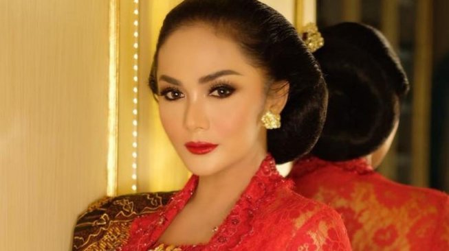 Beautiful Krisdayanti wearing a kebaya ahead of her inauguration as a member of the council. [Instagram]