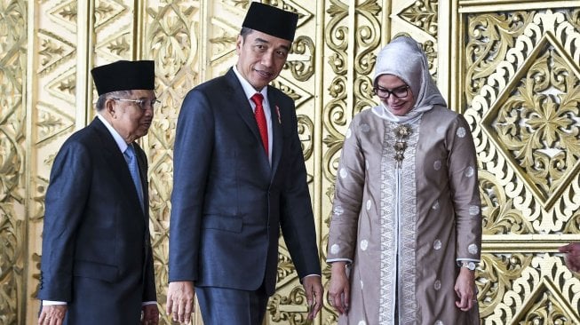 Presiden Joko Widodo (kanan) bersama Wakil Presiden Jusuf Kalla (kiri) memasuki ruang pelantikan anggota DPR RI di Kompleks Parlemen, Senayan, Jakarta Selasa (1/10). [ANTARA FOTO/Galih Pradipta]