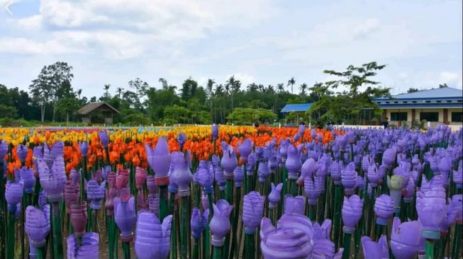 Taman bunga plastik di Filipina (instagram.com/goodnewspilipinas)