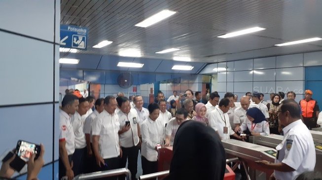 Menteri Badan Usaha Milik Negara (BUMN) Rini Soemarno saat menjajal penggunaan dompet digital LinkAja untuk pembayaran tiket Kereta Rel Listrik (KRL) atau Commuter Line di Stasiun Juanda, Jakarta.