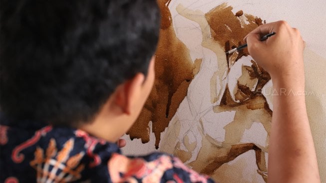 Sejumlah Guru tingkat menengah pertama dan menegah atas mengikuti workshop melukis dengan media ampas kopi di Museum Basoeki Abdullah, Jakarta, Selasa (1/10). [Suara.com/Angga Budhiyanto]
