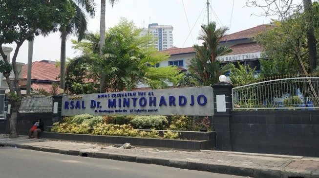 Gas Air Mata Sisa Kerusuhan Masih Terasa di Depan RSAL Mintohardjo