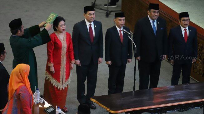 Pimpinan DPR RI yang terdiri dari Puan Maharani, Aziz Syamsuddin, Sufmi Dasco Ahmad, Rachmat Gobel dan Muhaimin Iskandar, melakukan pengambilan sumpah jabatan dalam Rapat Paripurna di Gedung Nusantara, Kompleks Parlemen, Jakarta, Selasa (1/10/2019). [Suara.com / Arya Manggala]