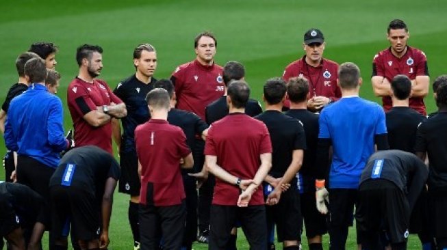 Pelatih Club Brugge Philippe Clement memberikan arahan kepada pemainnya jelang laga kontra Real Madrid di Santiago Bernabeu, Senin (30/9/2019). [AFP]