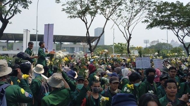 Mahasiswa kembali berunjuk rasa di DPR RI bersamaan dengan pelantikan anggota dewan baru. (Suara.com/Fakhri).