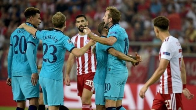 Selebrasi striker Tonttenham Hotspur, Harry Kane saat membobol gawang Olympiakos di pertandingan pertama Grup B Liga Champions. (ARIS MESSINIS / AFP)