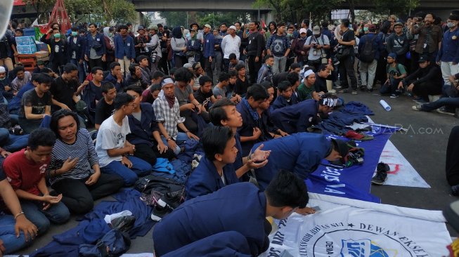 Ratusan mahasiswa dari berbagai universitas melakukan salat Ashar berjamaah di kawasan DPR RI, Senayan, Jakarta. (Suara.com/Fakhri Fuadi)