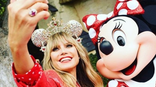 Heidi Klum Desain Bando Minnie Mouse, Harganya Setara 5 Tiket Disneyland