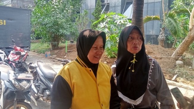 Nuraingsih (kiri) saat didampingi Isyaroh untuk menjemput anaknya, Nur Hidayat yang ditangkap aparat Polda Metro Jaya. (Suara.com/Arga).