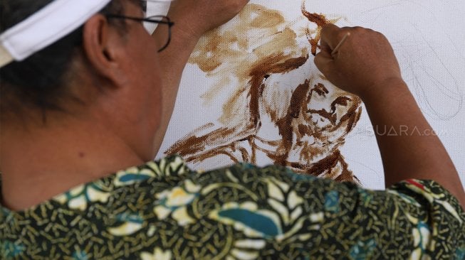 Sejumlah Guru tingkat menengah pertama dan menegah atas mengikuti workshop melukis dengan media ampas kopi di Museum Basoeki Abdullah, Jakarta, Selasa (1/10). [Suara.com/Angga Budhiyanto]
