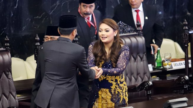 Anggota DPR termuda Hillary Brigitta Lasut menjadi pimpinan sementara saat pelantikan anggota Dewan Perwakilan Rakyat (DPR) periode 2019-2024 di Ruang Rapat Paripurna, Kompleks Parlemen, Jakarta, Selasa (1/10).  [Suara.com/Arya Manggala]