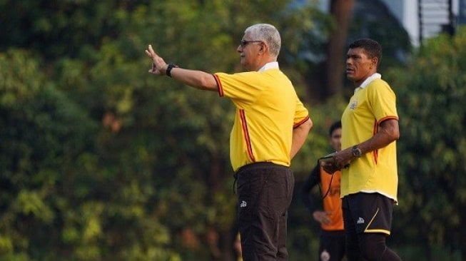 Pelatih Persija Jakarta Edson Tavares (kiri depan) dan asisten pelatih Antonio Claudio 'Toyo' (kanan belakang) saat memimpin latihan tim di lapangan PS AU, Halim Perdanakusuma, Selasa (1/10/2019). (dok. Persija).