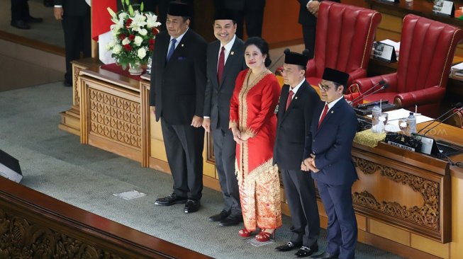 Para pimpinan DPR RI terpilih untuk periode 2019-2014 yang terdiri dari Puan Maharani (tengah), Rachmat Gobel, Aziz Syamsuddin, Sufmi Dasco Ahmad dan Muhaimin Iskandar, berpose jelang pengambilan sumpah jabatan di Gedung Nusantara, Kompleks Parlemen, Jakarta, Selasa (1/10/2019). [Suara.com / Arya Manggala]