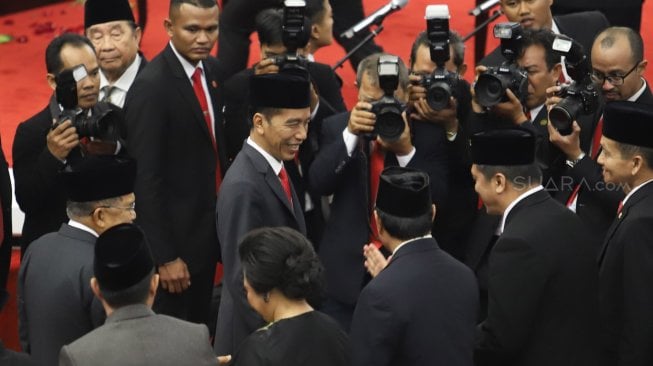 Presiden Joko Widodo saat menghadiri pelantikan anggota Dewan Perwakilan Rakyat (DPR) Periode 2019-2024 di Ruang Rapat Paripurna, Kompleks Parlemen, Jakarta, Selasa (1/10). [Suara.com/Arya Manggala]  