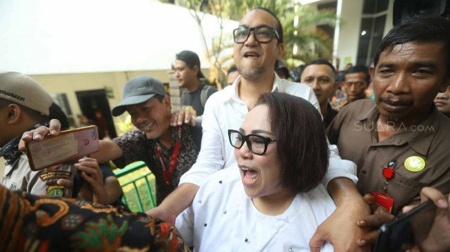 Komedian Tri Retno Prayudati alias Nunung bersama suaminya July Jan Sambiran menjalani sidang perdana di Pengadilan Negeri Jakarta Selatan, Rabu (2/10). [Suara.com/Arya Manggala]