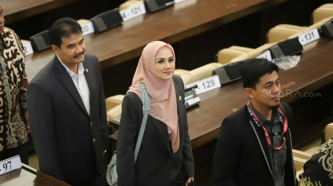 Anggota DPR yang juga Artis Mulan Jameela berjalan usai mengikuti Sidang Paripurna MPR ke-2 di Ruang Rapat Paripurna, Kompleks Parlemen, Jakarta, Rabu (2/10). [Suara.com/Arya Manggala]