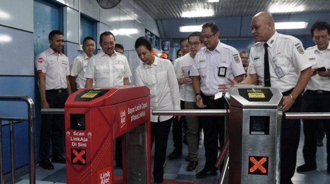 Menteri Badan Usaha Milik Negara (BUMN), Rini M. Soemarno mencoba LinkAja saat naik MRT. [Telkomsel]