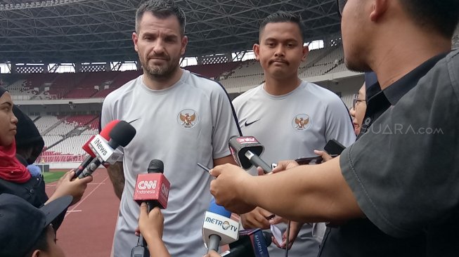 Pelatih Timnas Indonesia, Simon McMenemy (kiri) di Stadion Utama Gelora Bung Karno (SUGBK), Senayan, Jakarta, Rabu (2/10/2019). [suara.com / Adie Prasetyo Nugraha]